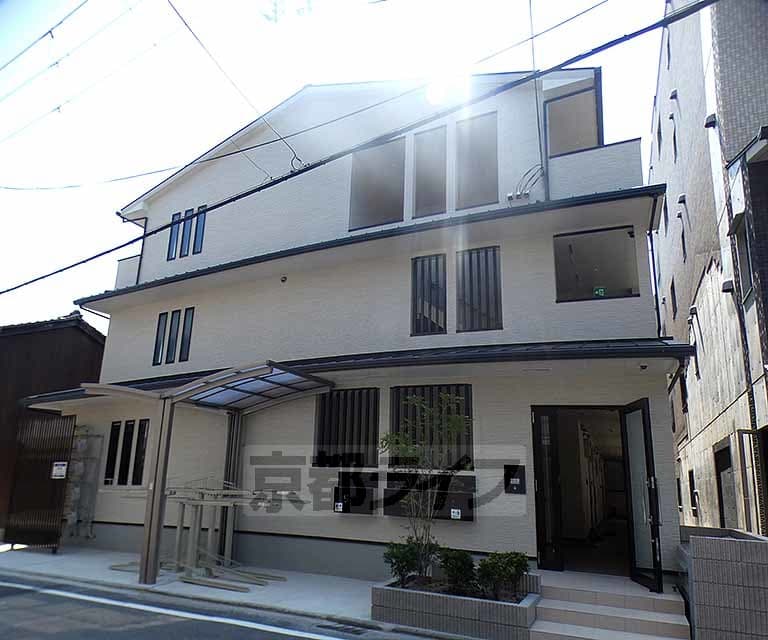 Main exterior of Nio-mon Village