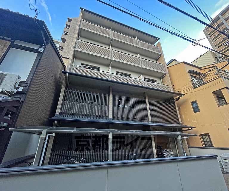 Main exterior of ZEN Karasuma Gojō