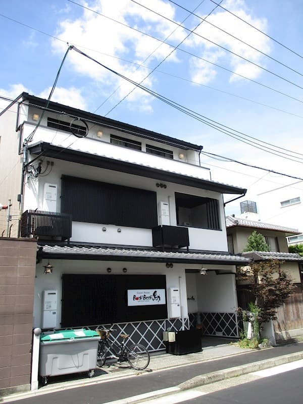 Main exterior of Bochibochi Karasuma