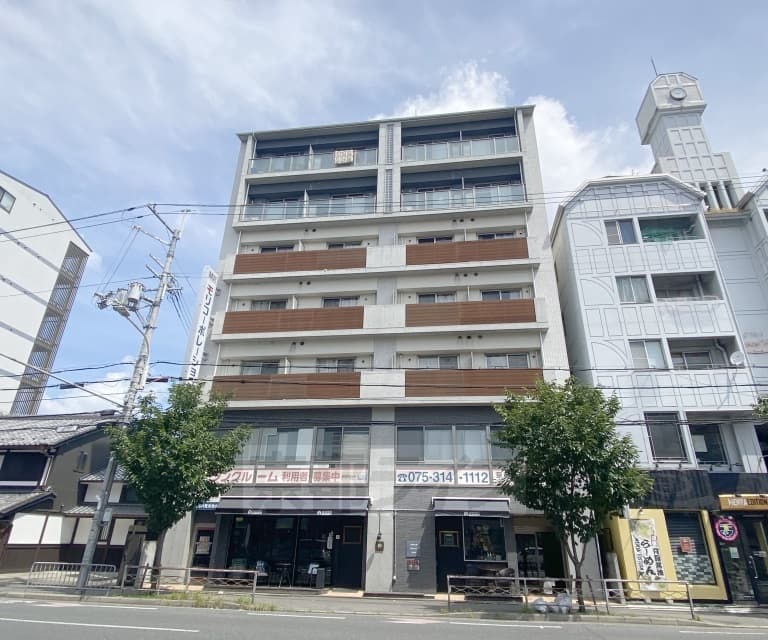 Main exterior of Grandoria Saiin