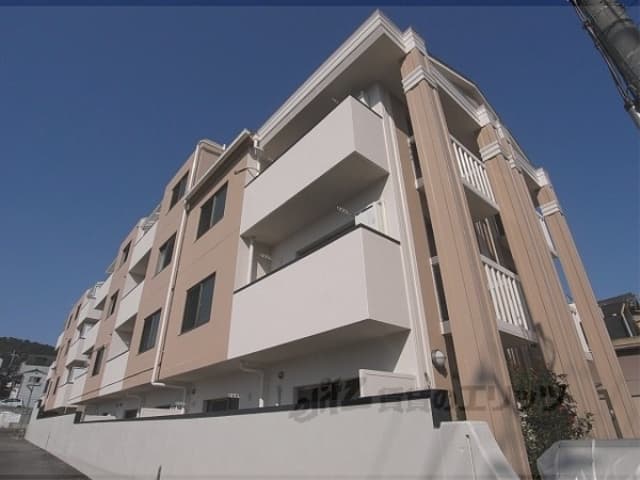 Main exterior of Le Sena