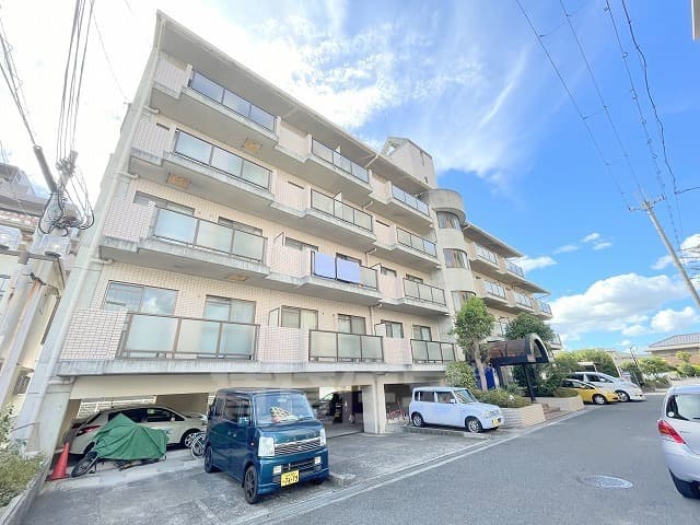 Main exterior of Royal Heights Matsugaoka