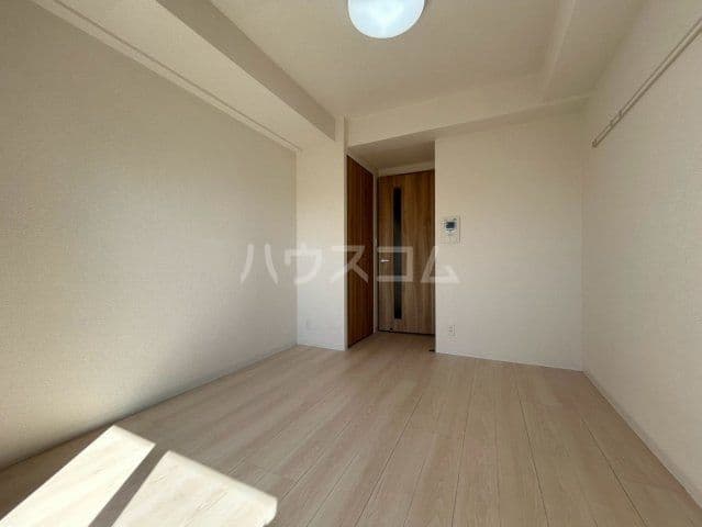 Room image 8