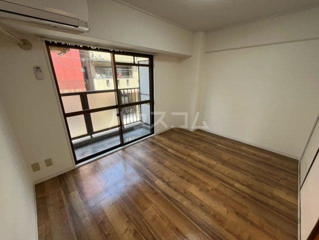 Room image 8