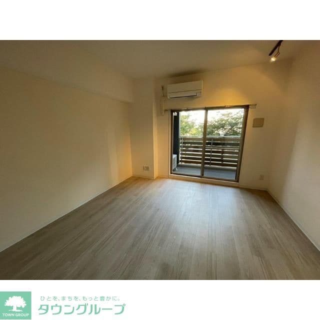 Room image 8
