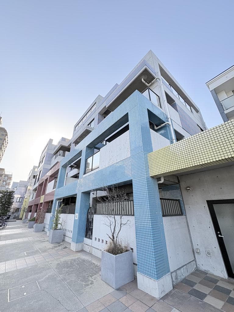 Main exterior of Shions Garden Hanakawa