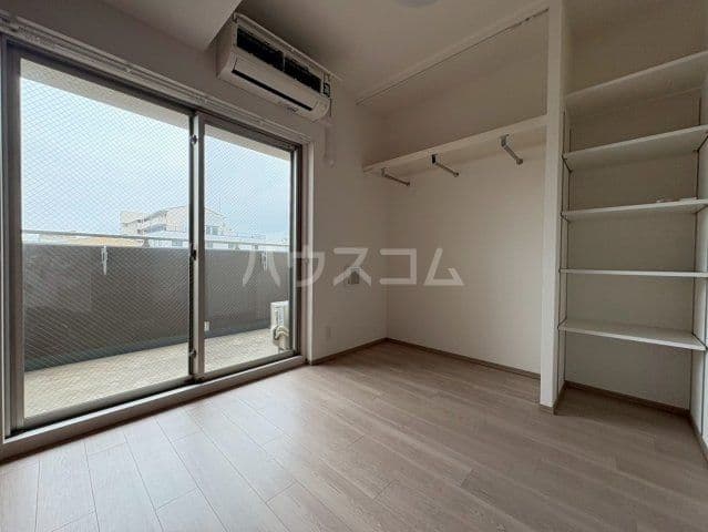 Room image 8