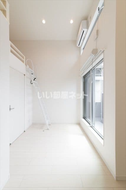 Room image 13