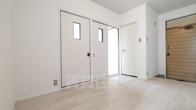 Room image 8