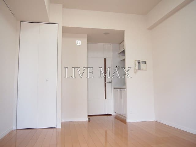 Room image 8