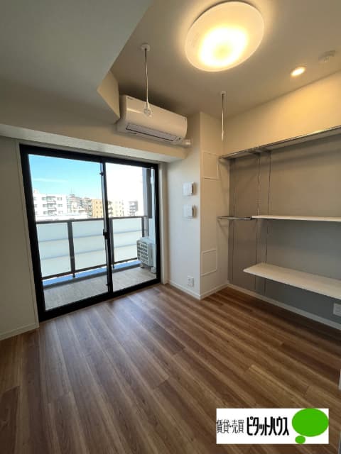 Room image 8