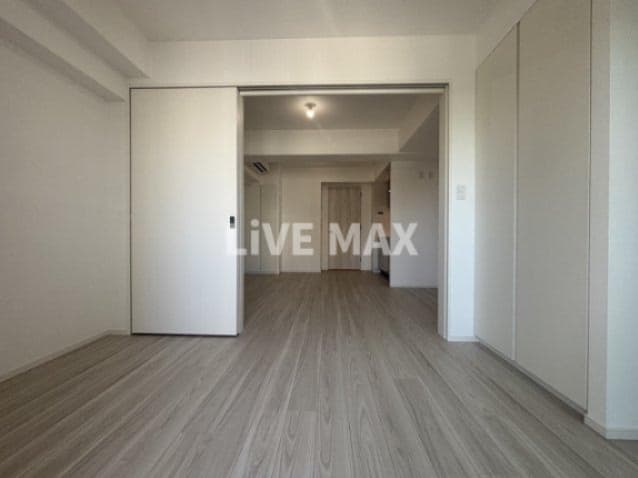 Room image 8