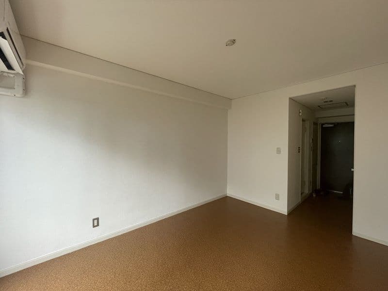Room image 8