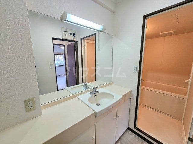 Room image 8