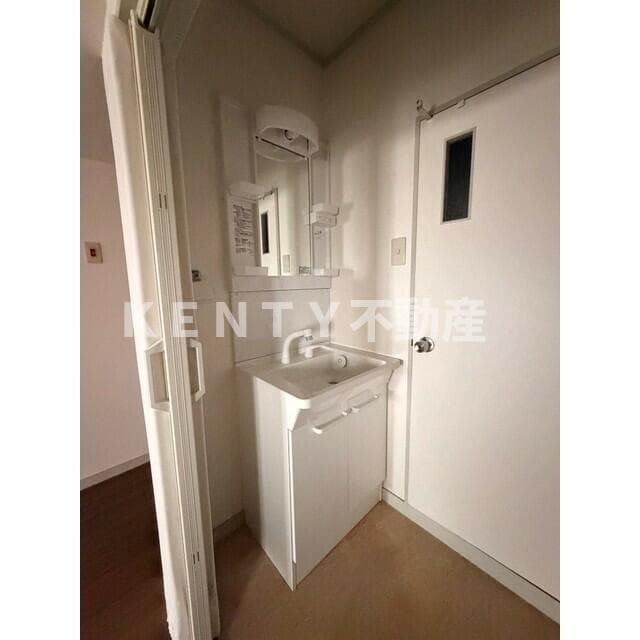 Room image 10