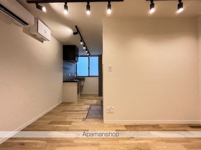 Room image 8