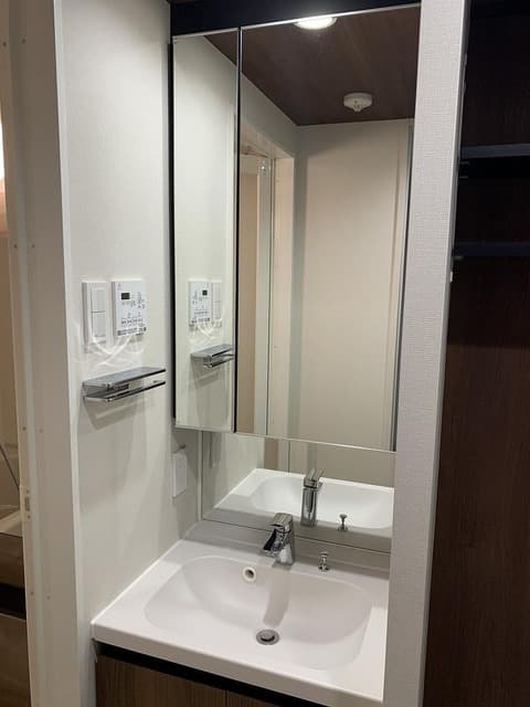 Room image 9